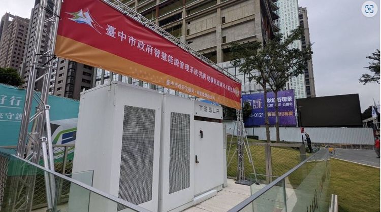 去年12月親家集團公開示範計畫選定台中市惠新停車場及市政大樓惠中樓，無償提供設置特斯拉（TESLA）儲能設備，作為台中市第一個小型微電網，這次興建的廠區則為放大版。王鈞生攝