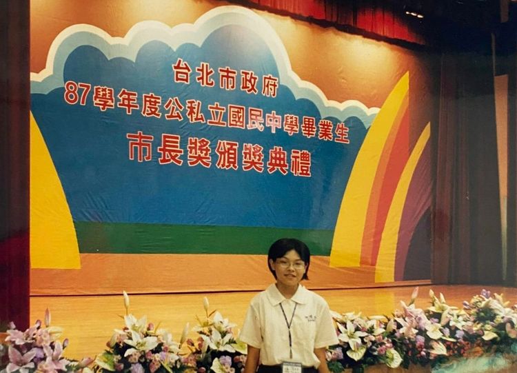 高虹安貼出當年國中市長獎畢業的證明。翻攝自高虹安臉書