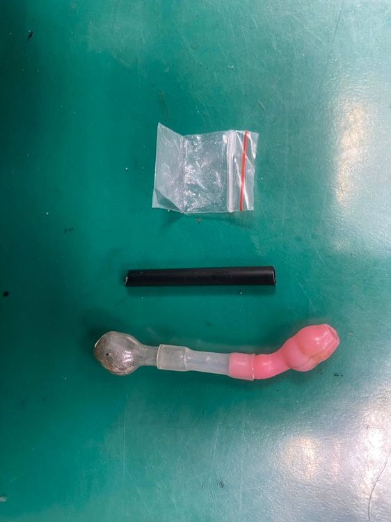 警方在彭男身上起獲安非他命及吸食器。翻攝畫面