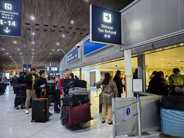 退稅區也排起長長人龍。田欣雲攝