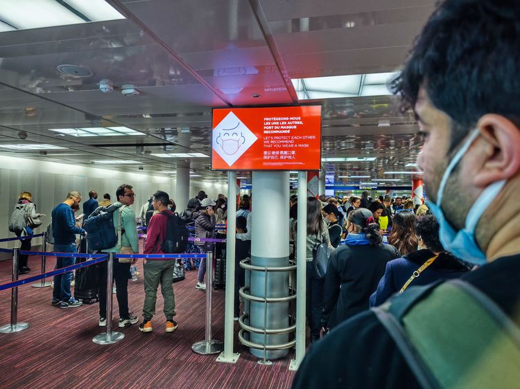 密閉空間排隊建議配戴口罩。田欣雲攝