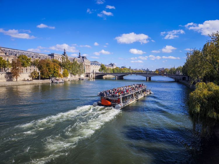 塞納河遊船的露天甲板上，擠滿賞景觀光客。田欣雲攝