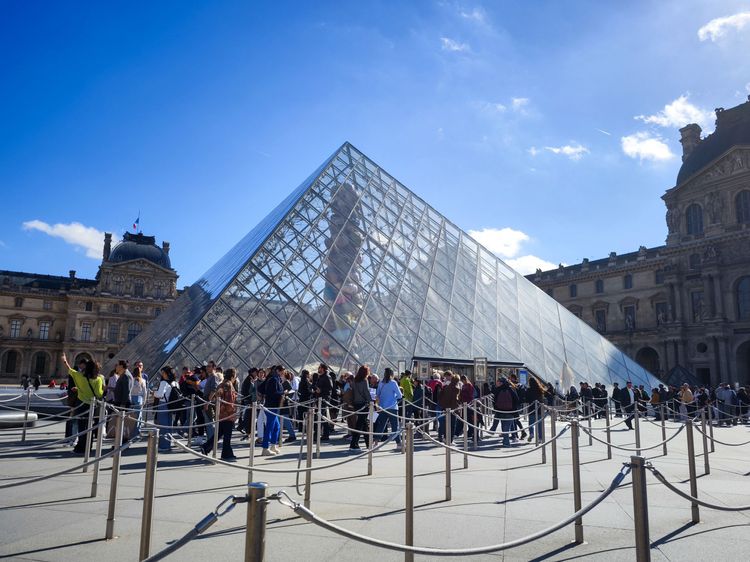 羅浮宮金字塔前，預約排隊入場的人龍湧現。田欣雲攝