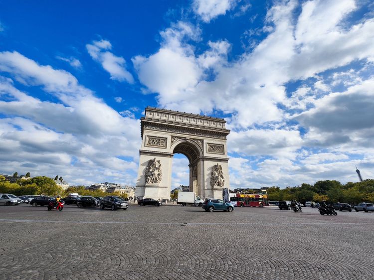 凱旋門周邊已現秋色。田欣雲攝