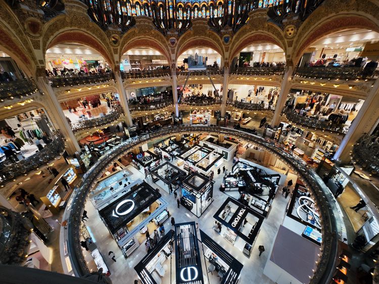 老佛爺百貨內人潮不如以往。田欣雲攝