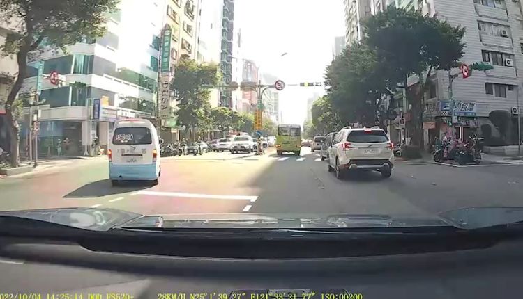 徐巧芯宣傳車連切2車道後左轉。翻攝自翻轉台灣交通違規交流平台