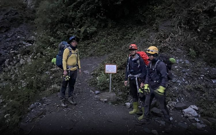 消防局兩梯次上山救援。翻攝畫面