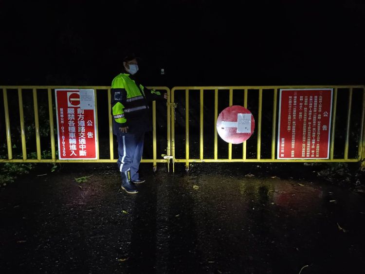 瑞港公路昨晚暫時封路。警方提供