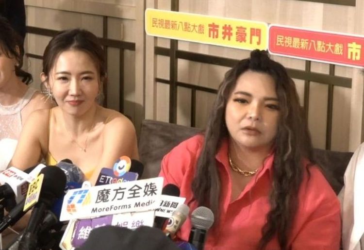 小甜甜(右)日前和謝忻同框受訪，卻隔很開，且無幾乎互動，因此傳出友誼變調。資料照