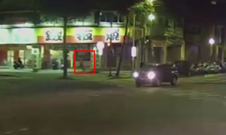吳男逃離的身影（紅框）。翻攝畫面