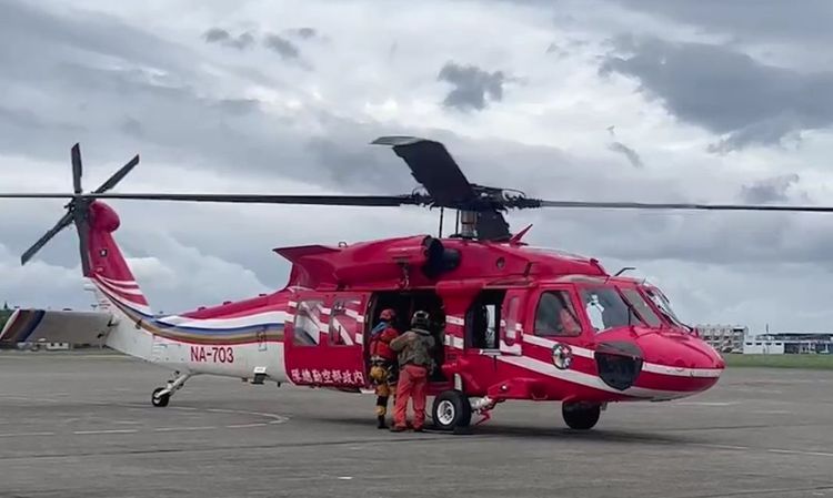 空勤總隊出動黑鷹直升機進行救援任務。翻攝畫面