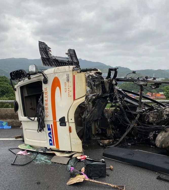 車禍現場目前開放單向雙車道通行。翻攝畫面