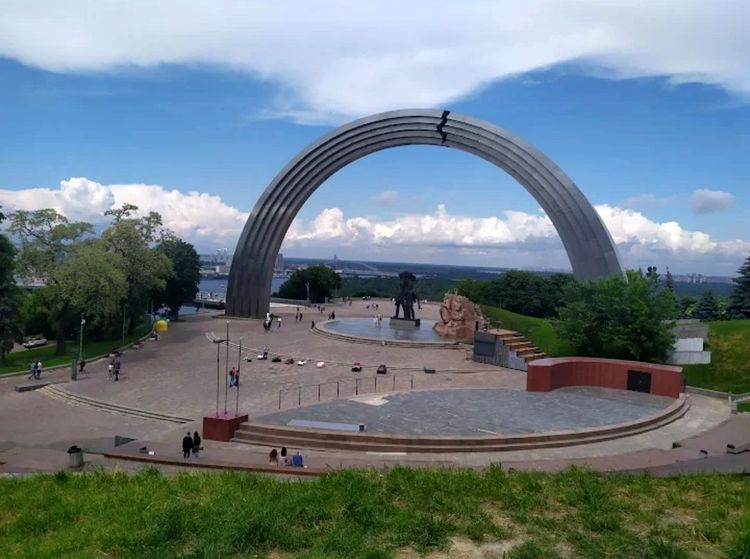 位於烏克蘭首都基輔的烏俄人民友誼紀念拱門。翻攝自推特