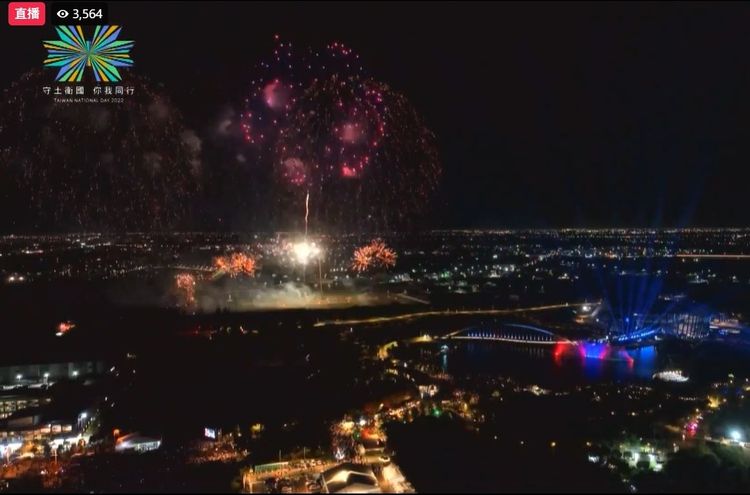 45分鐘國慶煙火結合陸空和美麗演奏。翻攝翁章梁臉書