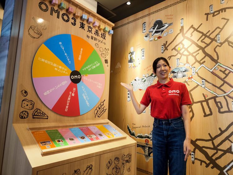 OMO3東京赤坂在大廳推出了「射飛鏢」體驗活動，射中謎題，由專人解答該去哪裡。田欣雲攝