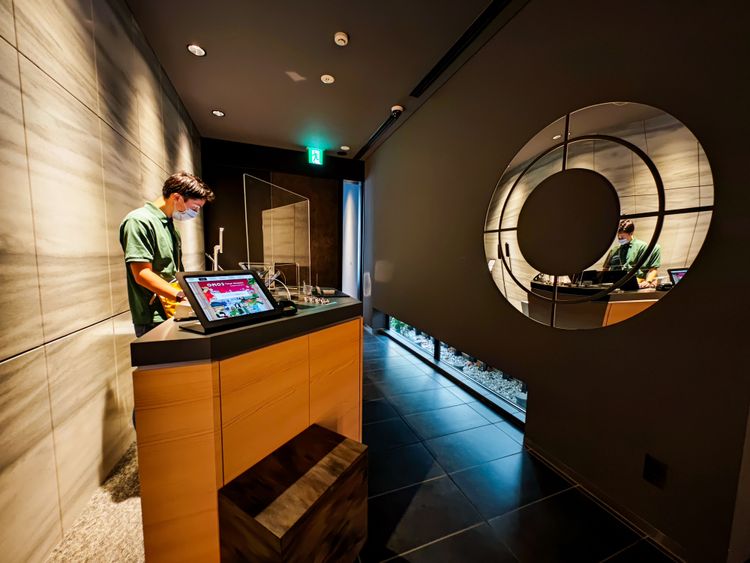 「OMO3東京赤坂」飯店櫃台，採自助式Check-in。田欣雲攝