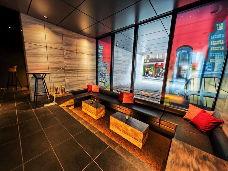 飯店大廳設有舒適的休憩空間。田欣雲攝