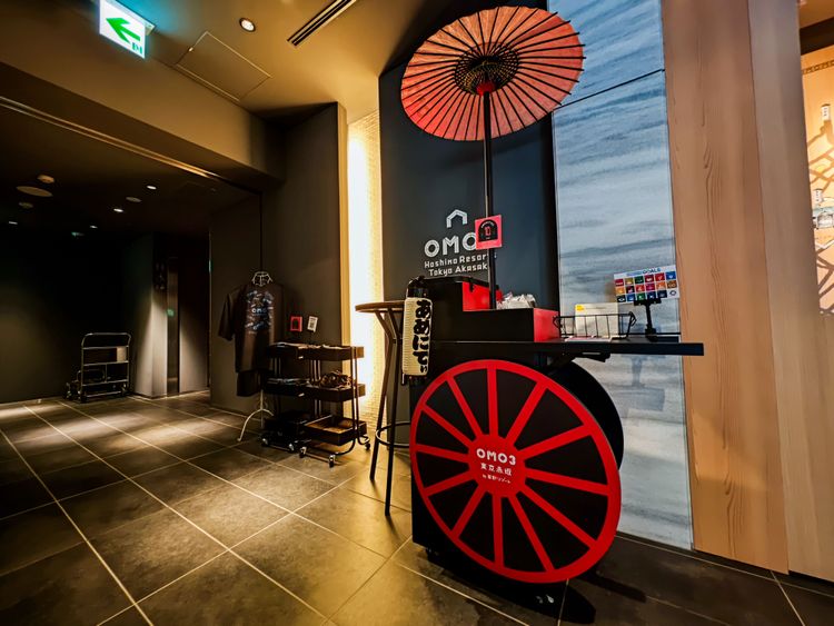 大廳的人力車造型架上，提供刮鬍刀、牙刷組、棉花棒等一次性盥洗用品，讓住客自取。田欣雲攝