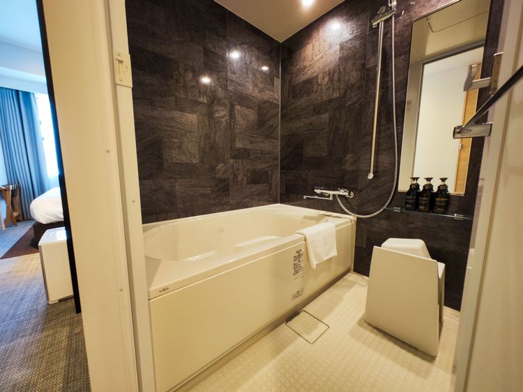 OMO3東京赤坂浴廁分離，浴缸相當寬敞。田欣雲攝