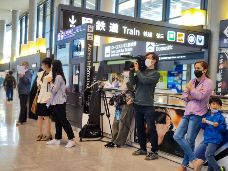 10/11日本重啟國境，電視台記者在成田機場採訪遊客。田欣雲攝