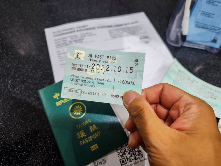 到JR東日本旅行服務中心，兌換「JR東日本鐵路周遊券(JR EAST PASS)」，出示電商平台憑證加護照，即可取票。田欣雲攝