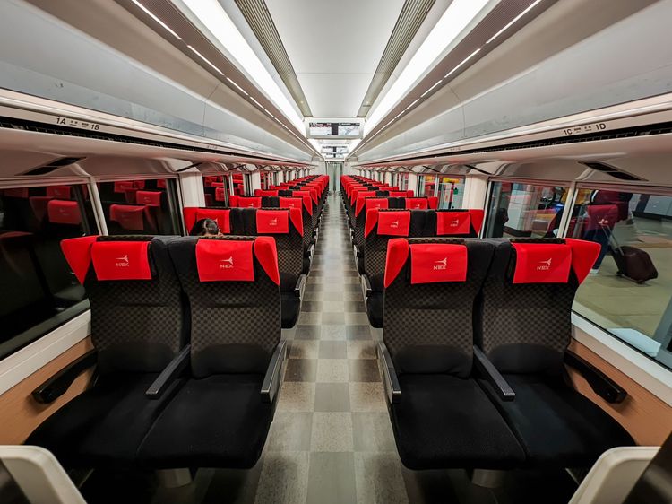 看到N'EX成田特快紅黑內裝，喚回不少過往東京自由行的記憶。田欣雲攝