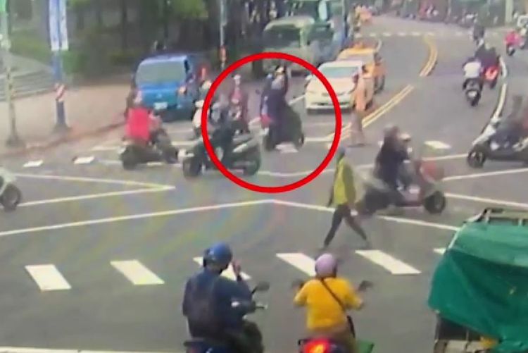 莊男騎著機車在路上蛇行。民眾提供