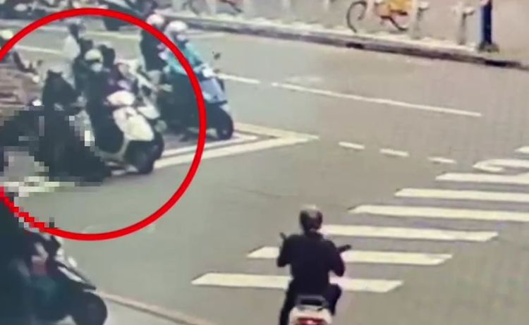 莊男被警方攔查。民眾提供