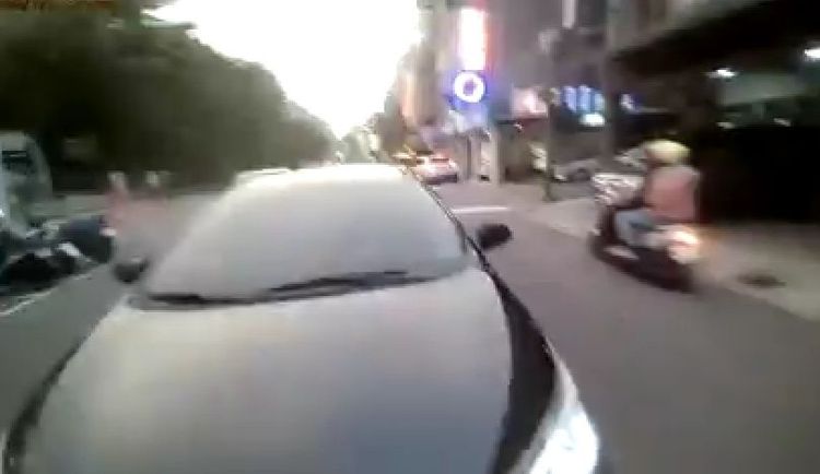 撞上機車瞬間。翻攝臉書《爆料公社》