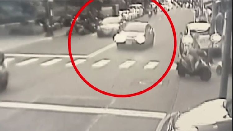 逆向過程被監視器拍到。翻攝畫面