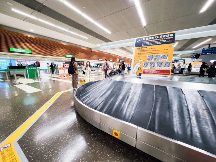 最終抵達行李轉盤區，新入境政策的大型立板在這裡同樣可見。田欣雲攝