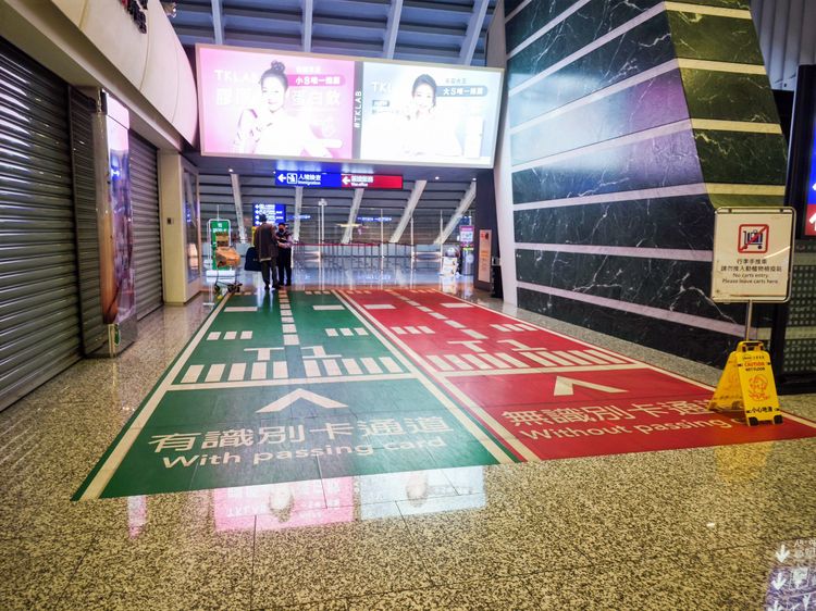 通過防檢局非洲豬瘟查驗站，交卡走綠色通道。田欣雲攝
