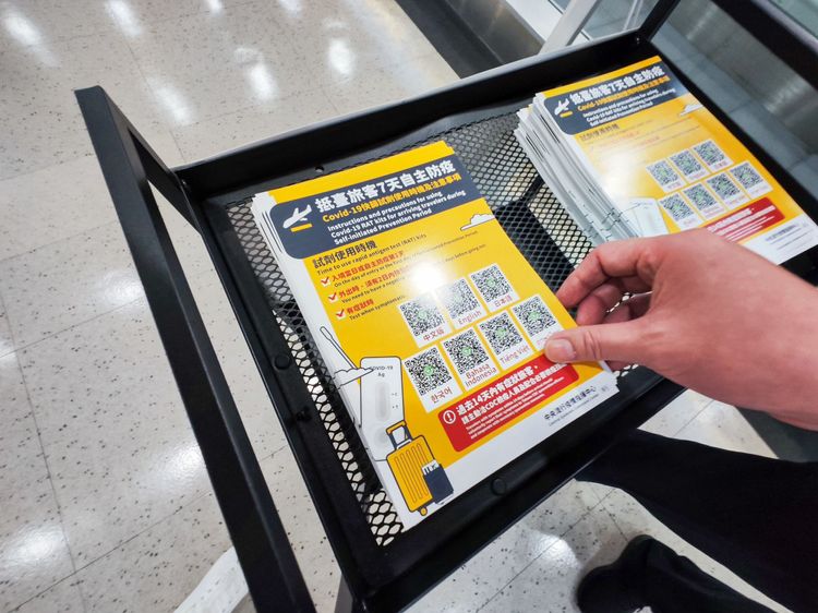 現場提供「抵臺旅客7天自主防疫 Covid-19快篩試劑使用時機及注意事項」的紙本說明，可隨意拿取。田欣雲攝