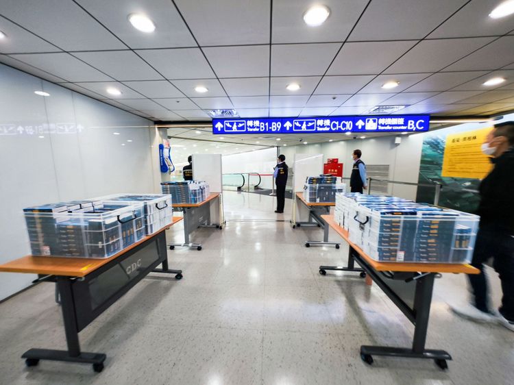 現場準備的快篩試劑相當充足。田欣雲攝