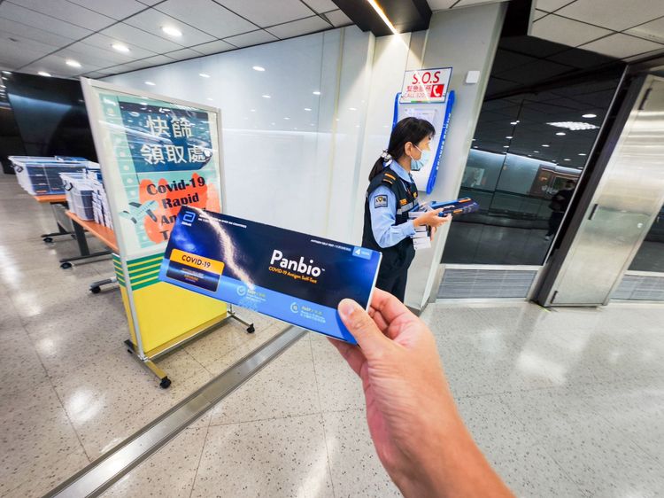 抵達「快篩領取處」，此處有專人負責發給每位入境旅客快篩試劑。田欣雲攝