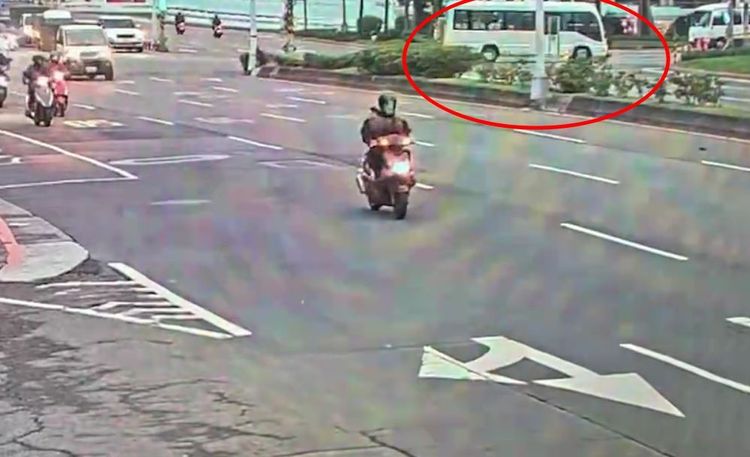 公車左轉時撞上單車騎士。民眾提供