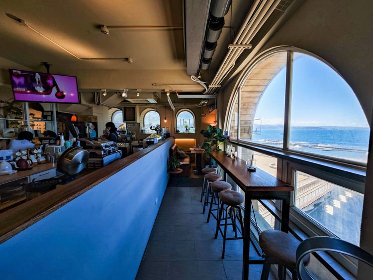 在遊客中心三樓的「樂品喜塘」，可享受海景下午茶。田欣雲攝