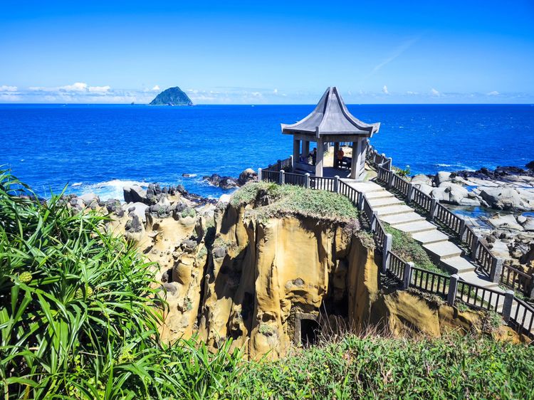 走上岬角的等嶼亭，遠眺常被誤認為龜山島的基隆嶼。田欣雲攝