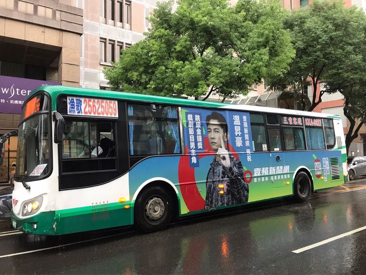 温昇豪祝賀公車為967號。鄭孟晃攝