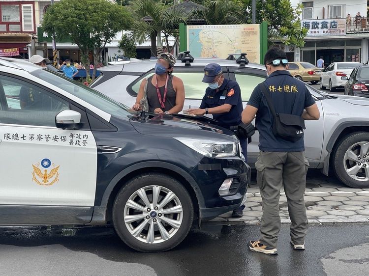 警方依法開單告發。警方提供