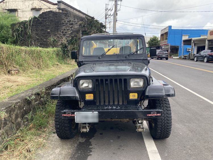 警方取締違規在墾丁國家公園溪床飆車的吉普車。警方提供