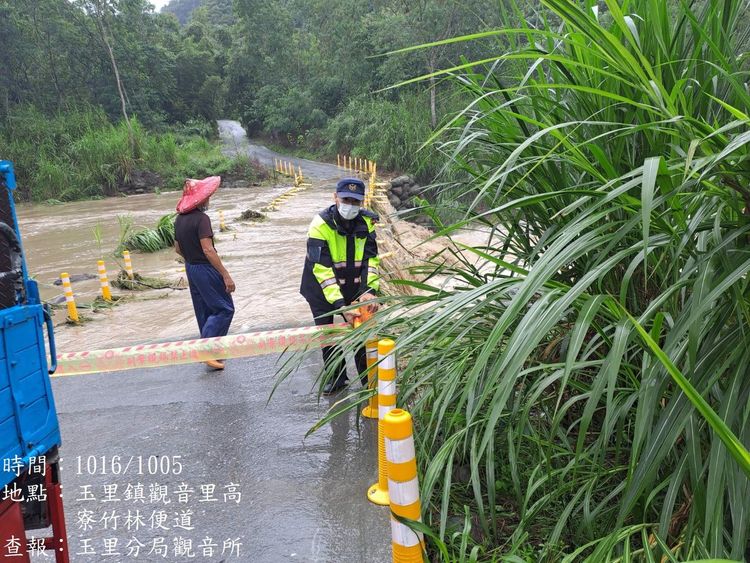 赤柯山竹林便道淹水，警拉封鎖線禁止通行。縣府提供