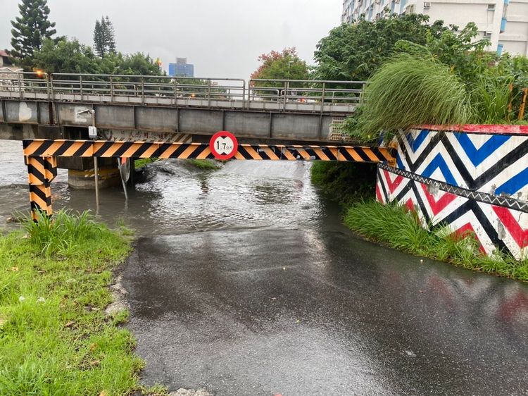 花蓮市德安六街涵洞淹水已雙向封閉管制。縣府提供