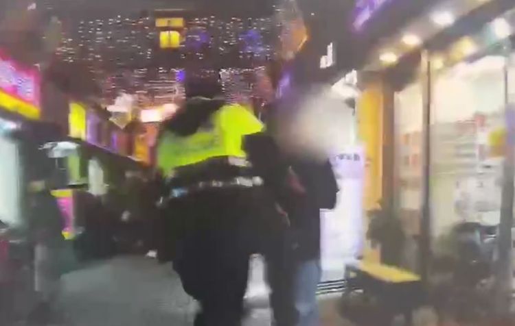 阮男一度想逃逸遭警方攔下。翻攝畫面