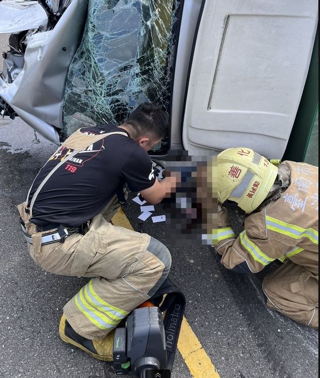 消防人員進行脫困。民眾提供