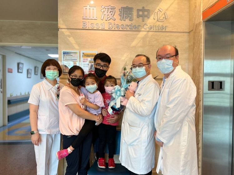 王小妹一家四口與醫療團隊合影。中山附醫提供