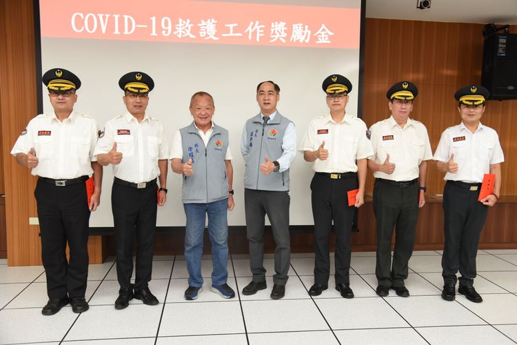 苗栗縣消防局12日表揚績優救護人員，縣長徐耀昌頒發救災救護工作獎勵金。苗栗縣政府提供