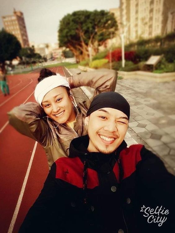 紀曉君（後）血壓高到被老公孫庭浩送醫。茁劇場提供