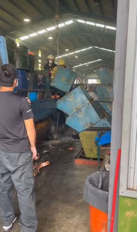 劉姓男子被總重300公斤螺絲桶落下壓住，到院前已失去生命跡象。讀者提供