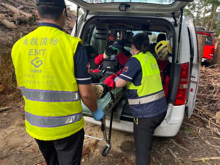 婦人最後順利搭上救護車送醫救治。民眾提供